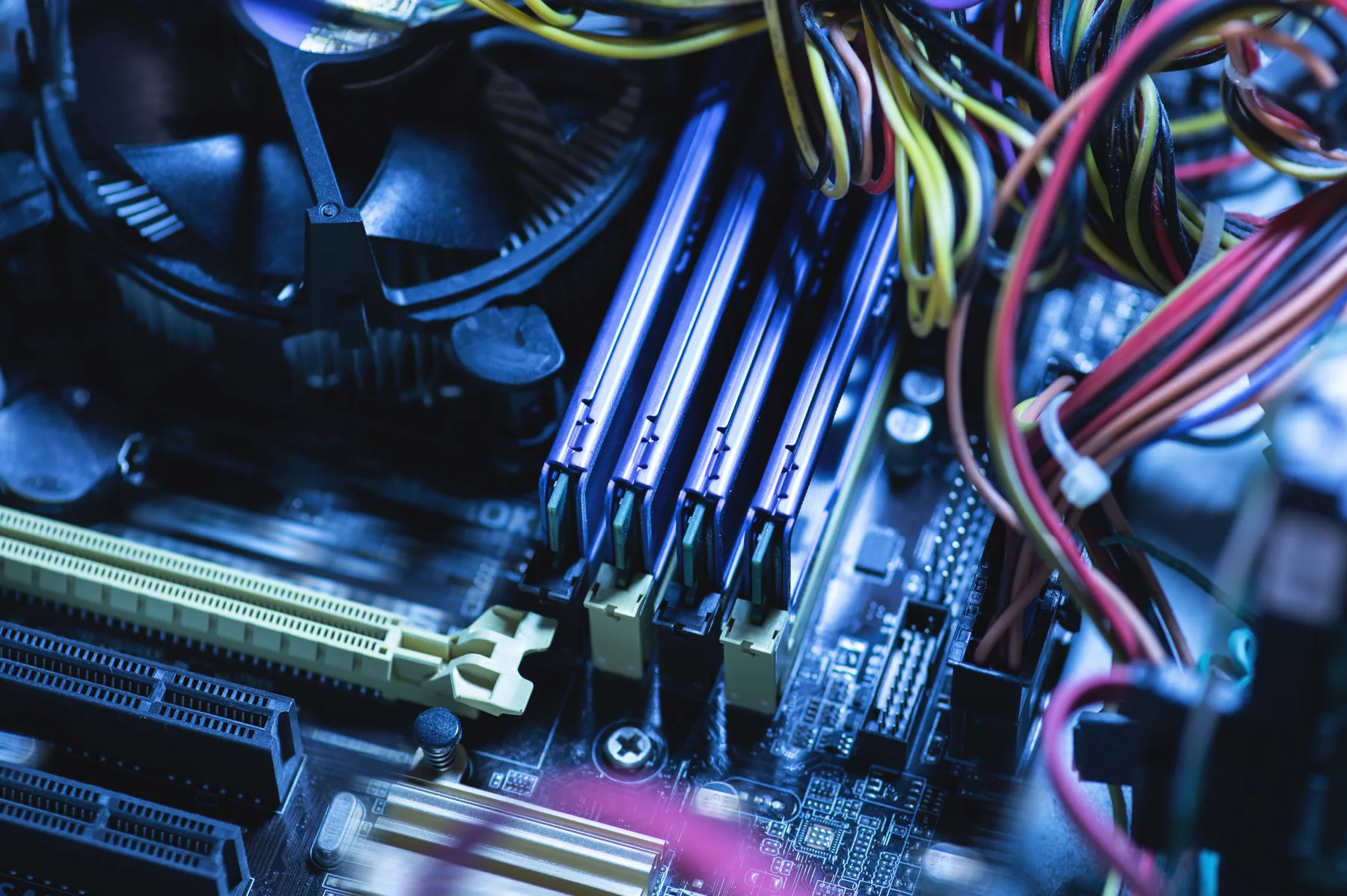 Offenes Computergehäuse mit Kabeln